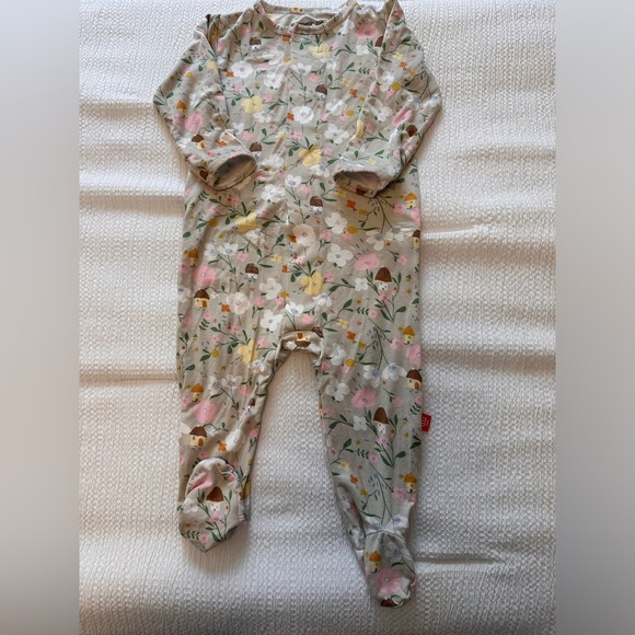 Magnetic Me Portabella Posies Modal Bamboo Magnetic Ruffle Footie - Picture 3 of 10